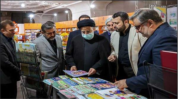 بازدید رئیس‌جمهور از انتشارات مدرسه در سی‌وچهارمین نمایشگاه کتاب تهران
