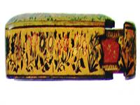 قلمدان دوره صفوی با موضوع گل و بوته اثر استاد شفیع عباسی قرن