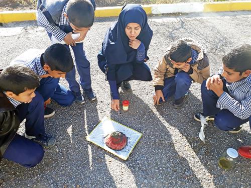 می‌خواهم متخصص دوره ابتدایی باشم: گفت و گو با منیره سادات امیری، معلم دبستان مصطفی خمینی روستای بافران