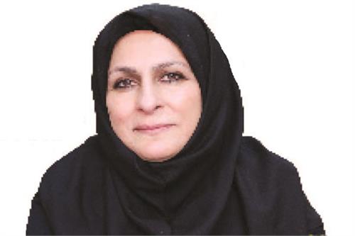 دختری در کنار گل‌های باغچه