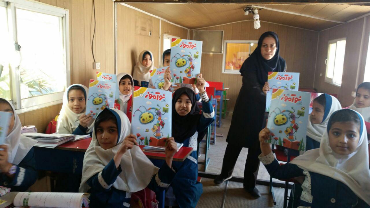 توزیع مجلات رشد در مدارس مناطق زلزله زده کرمانشاه