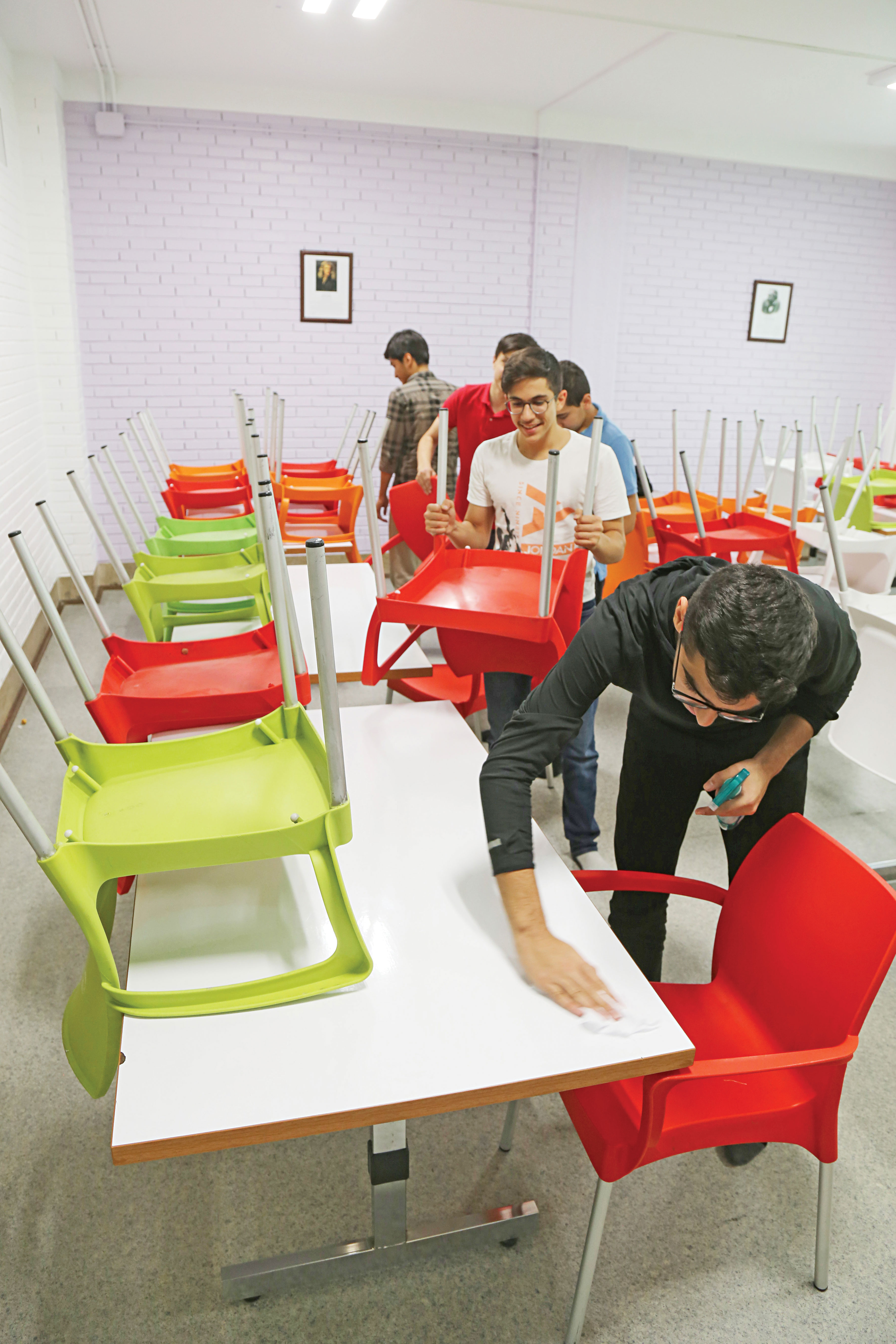 مدرسه در دست بچه ها