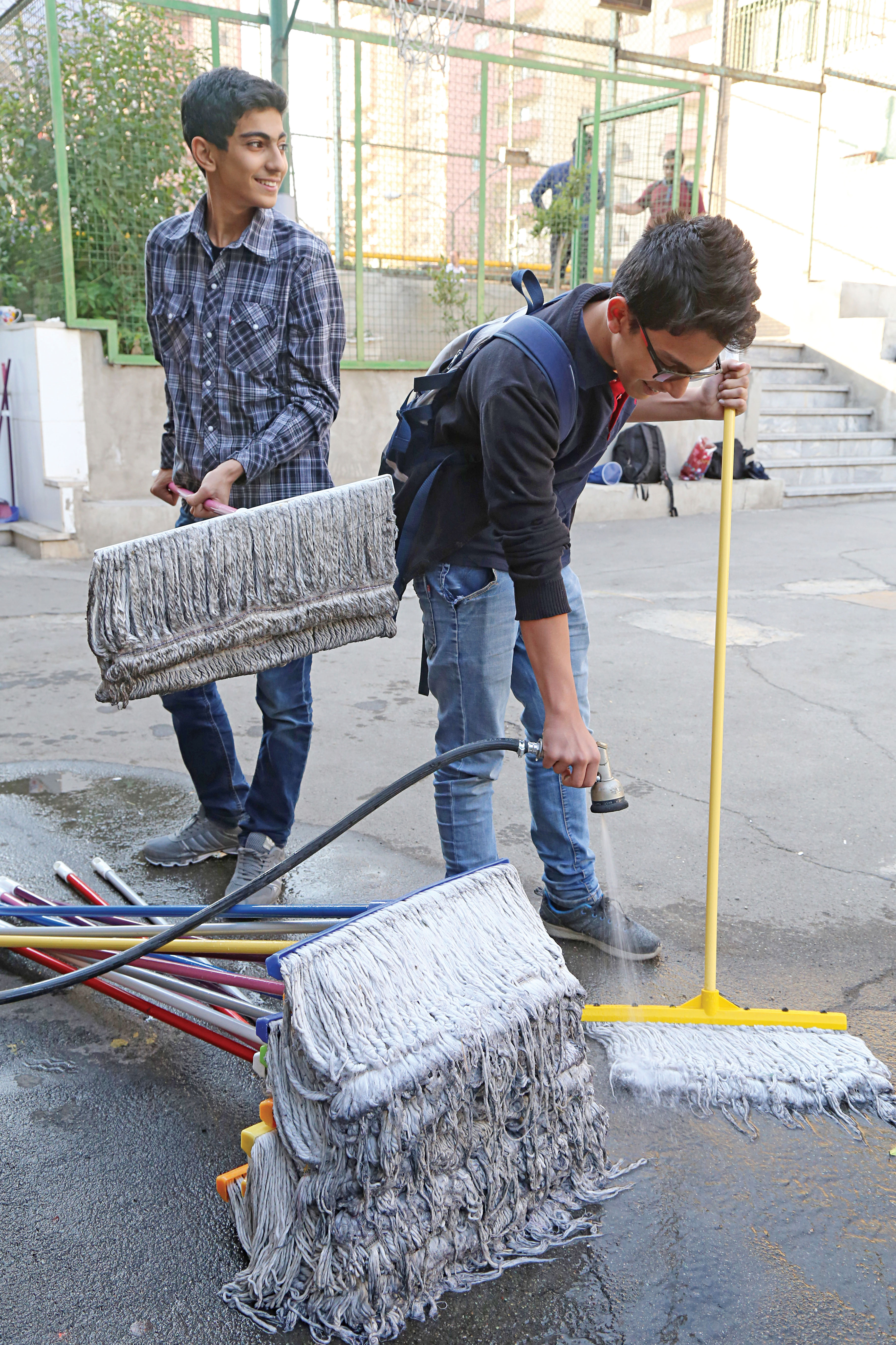 مدرسه در دست بچه ها