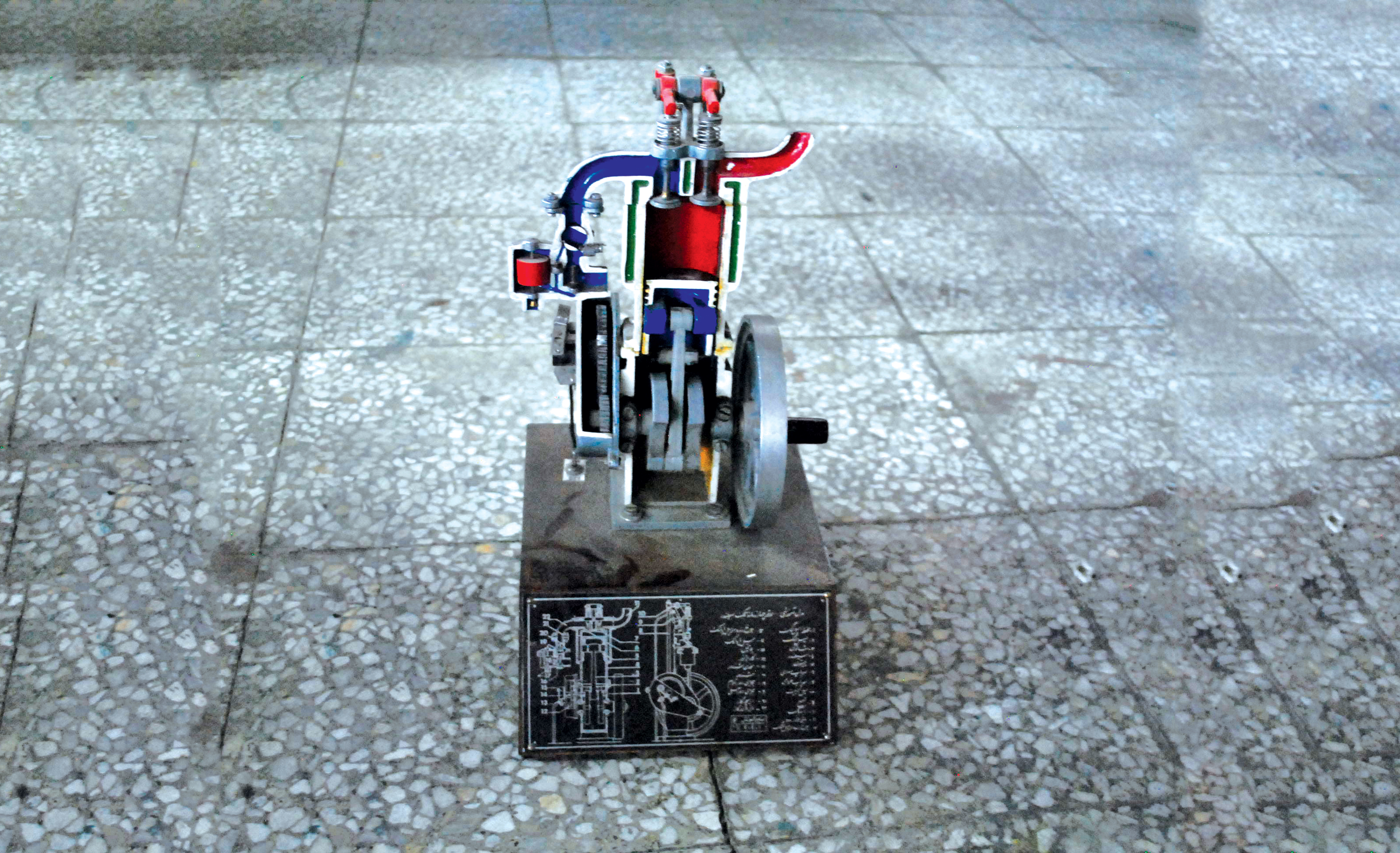 دنیایی که هست اما نیست