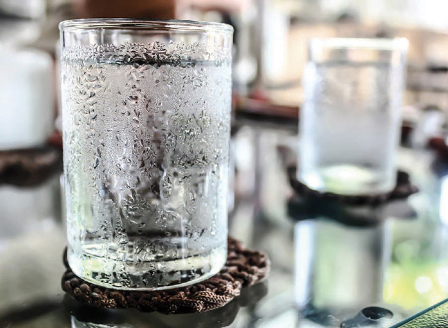 بخار آب روی دیواره لیوان
