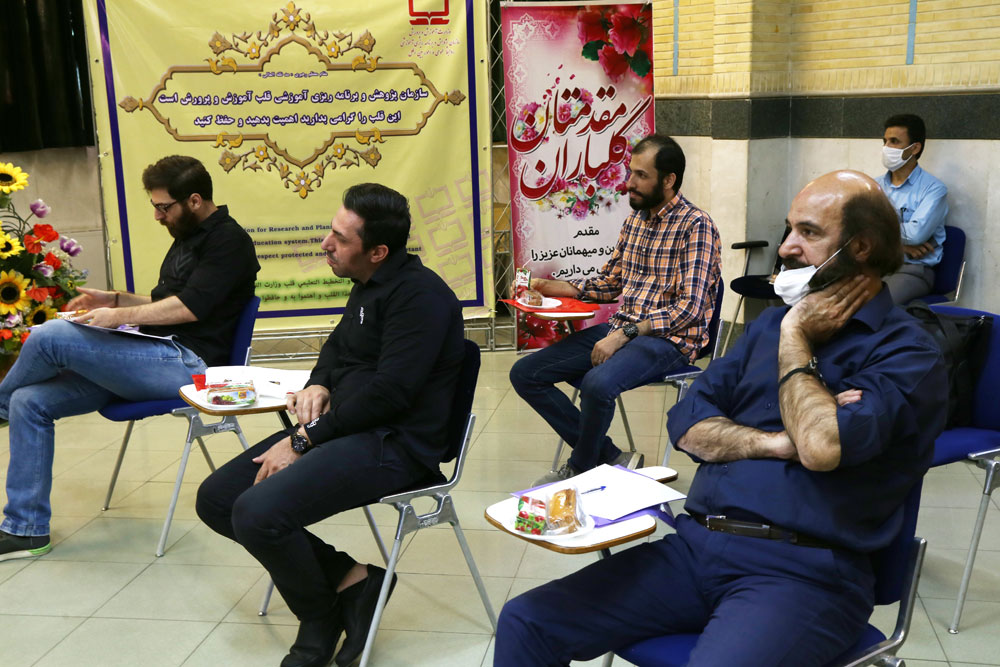 جلسه تخصصی و کارشناسی گرافیک مجلات رشد