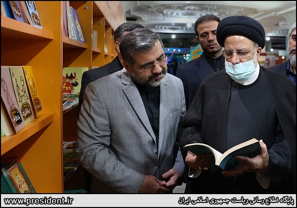بازدید رئیس جمهور از غرفه انتشارات مدرسه در نمایشگاه کتاب
