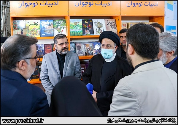 بازدید رئیس جمهور از غرفه انتشارات مدرسه در نمایشگاه کتاب