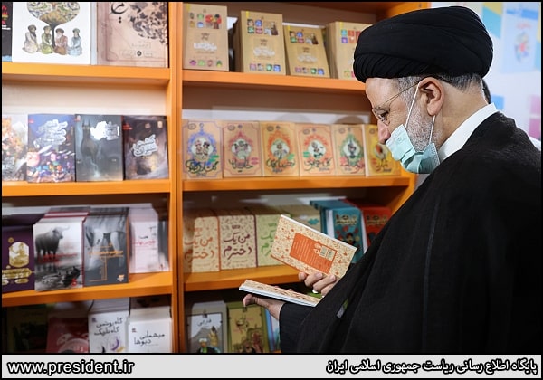 بازدید رئیس جمهور از غرفه انتشارات مدرسه در نمایشگاه کتاب