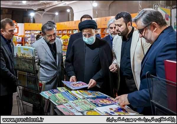 بازدید رئیس جمهور از غرفه انتشارات مدرسه در نمایشگاه کتاب
