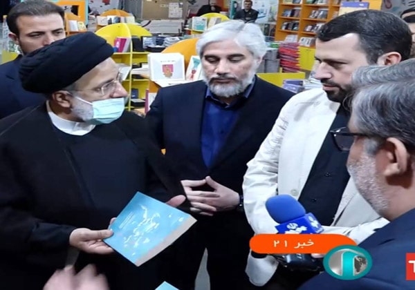 بازدید رئیس جمهور از غرفه انتشارات مدرسه در نمایشگاه کتاب
