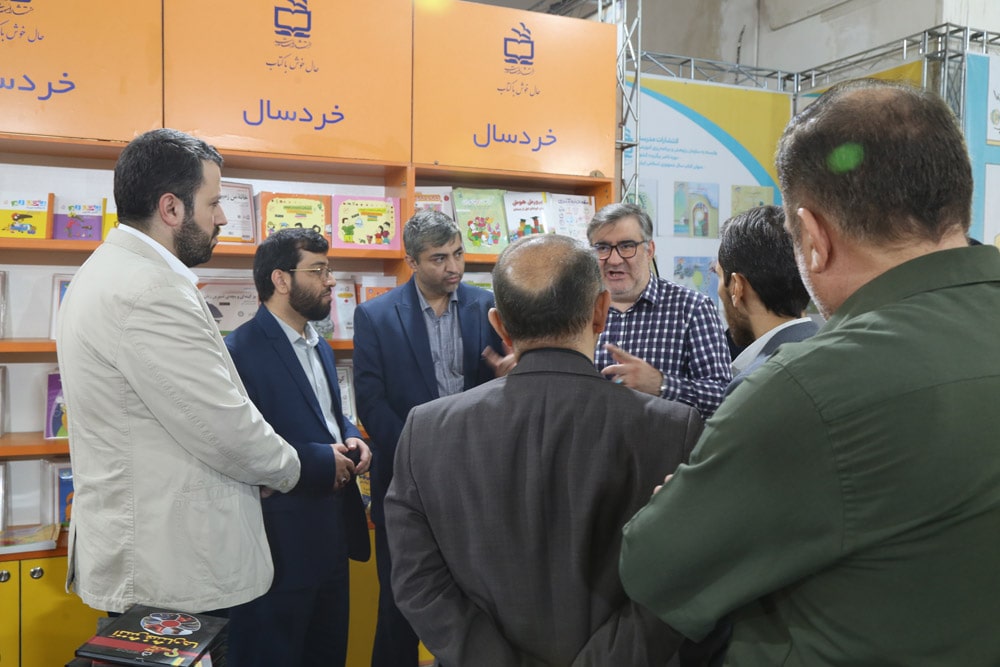 بازدید مدیرکل دفتر انتشارات و فناوری آموزشی از نمایشگاه کتاب