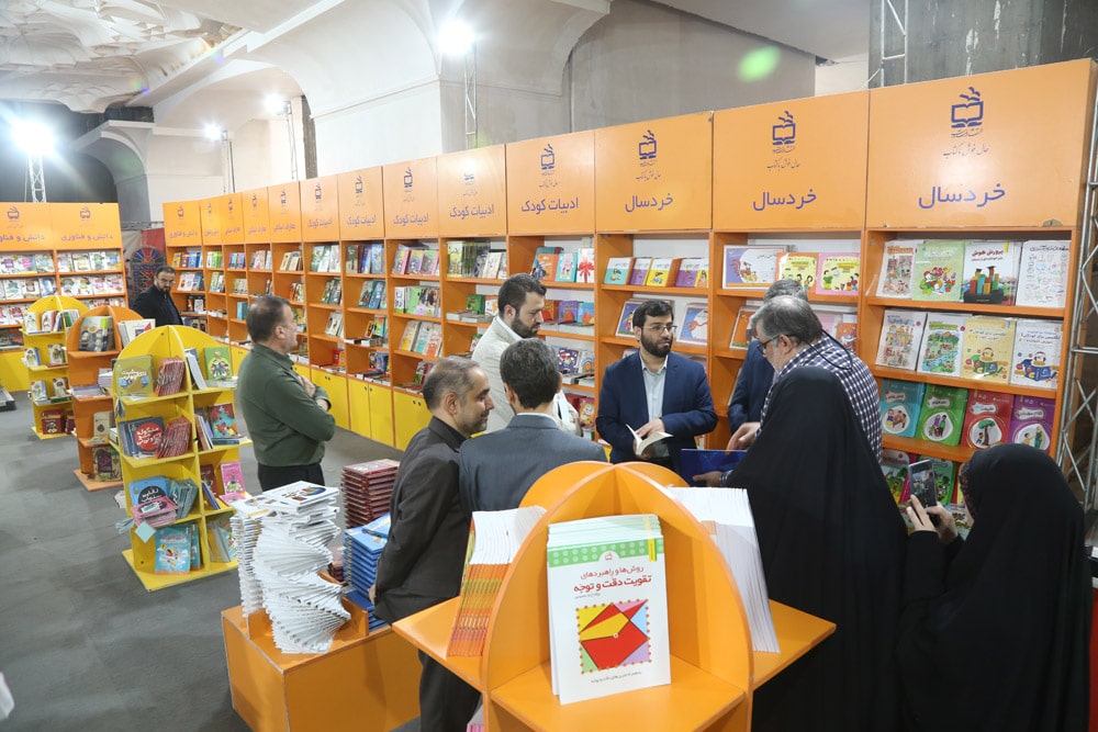 بازدید مدیرکل دفتر انتشارات و فناوری آموزشی از نمایشگاه کتاب