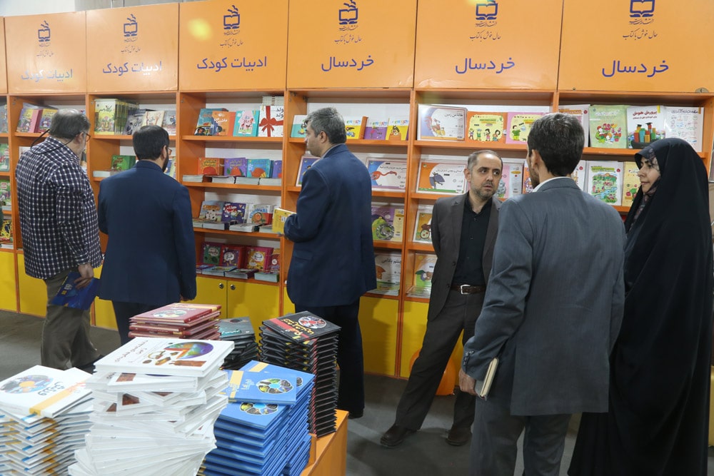 بازدید مدیرکل دفتر انتشارات و فناوری آموزشی از نمایشگاه کتاب