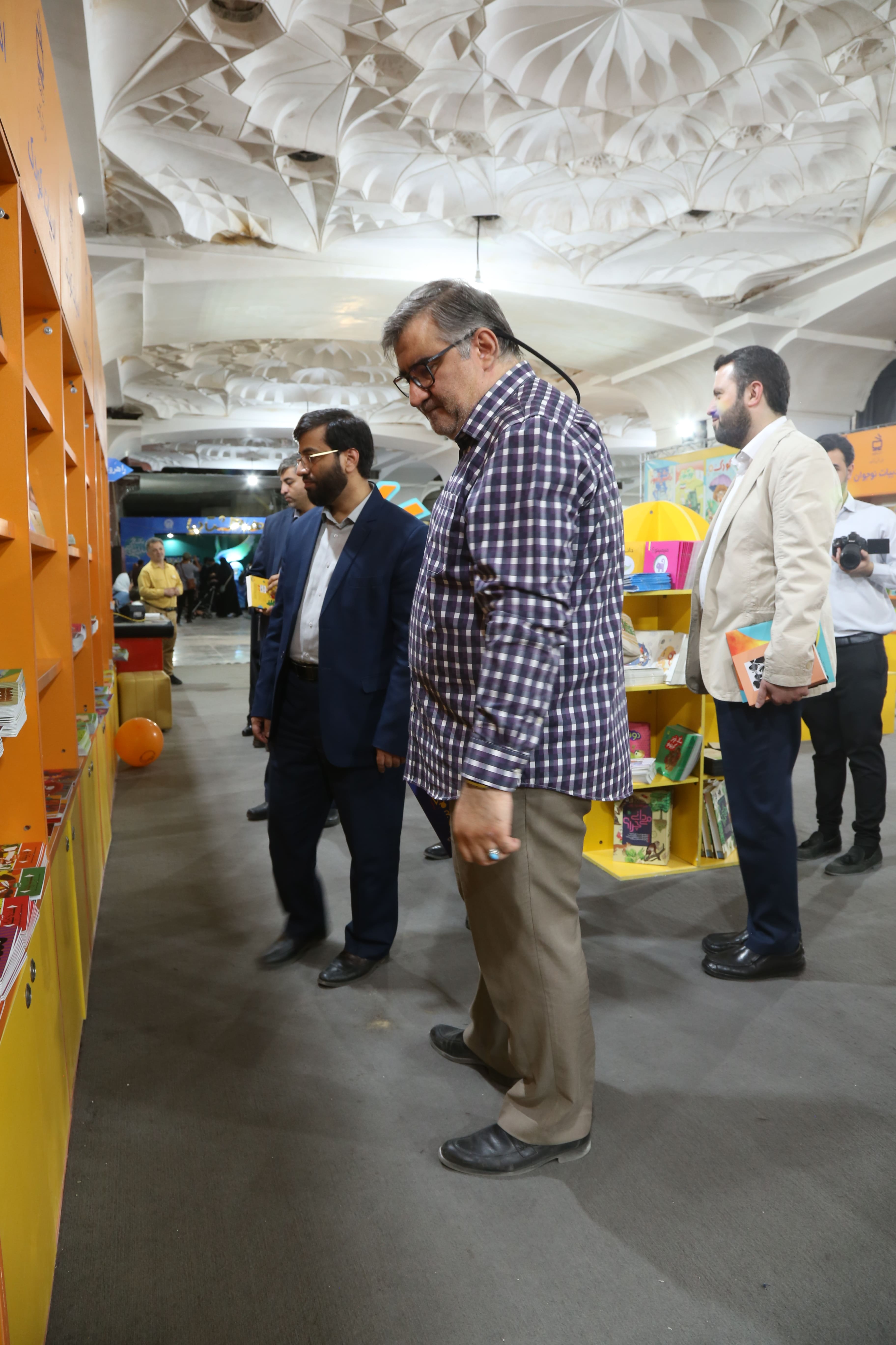 بازدید مدیرکل دفتر انتشارات و فناوری آموزشی از نمایشگاه کتاب