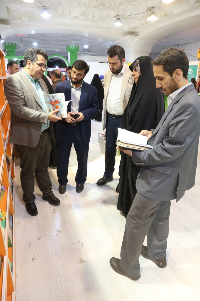 بازدید مدیرکل دفتر انتشارات و فناوری آموزشی از نمایشگاه کتاب