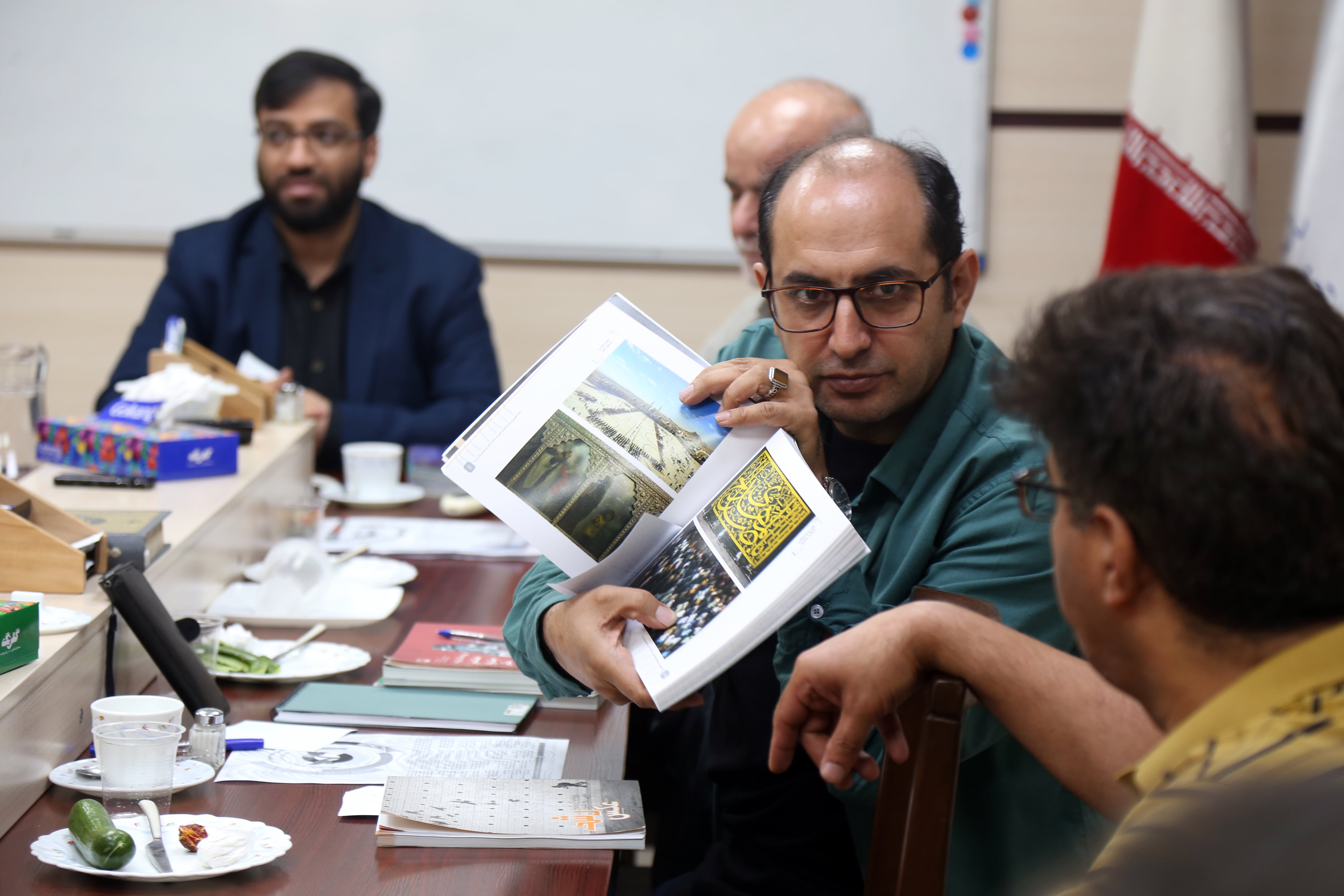 نشست بازخوانی تجربه‌‌های دوازدهمین دوره جشنواره ملی عکس و تصویرگری رشد