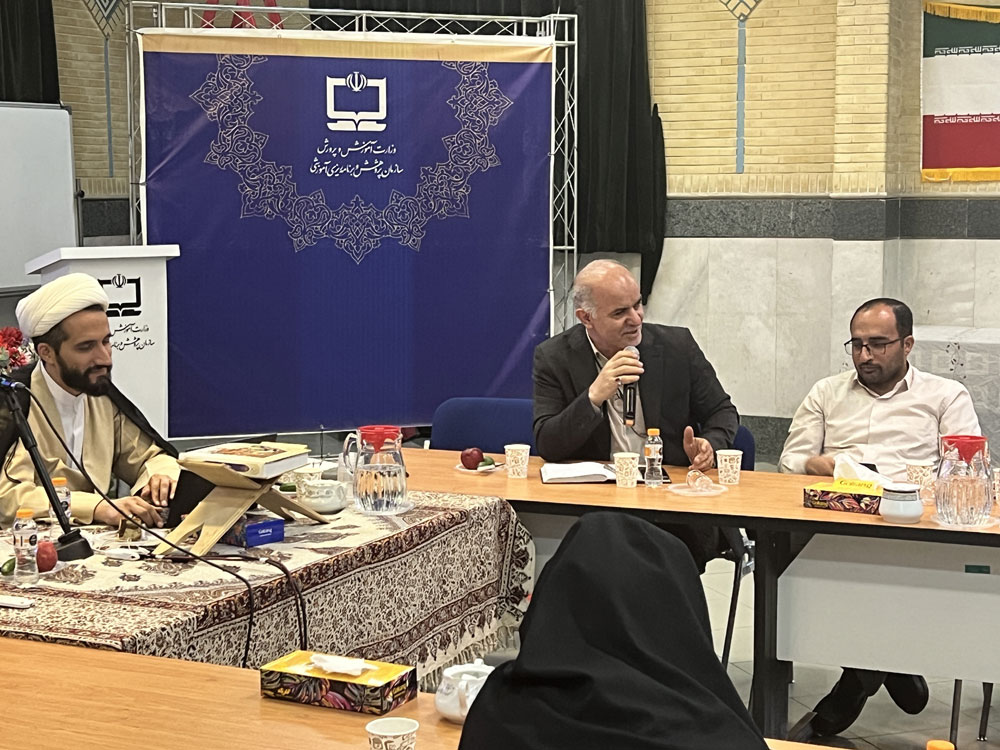 نشست رئیس سازمان پژوهش و برنامه‌ریزی آموزشی با همکاران دفتر