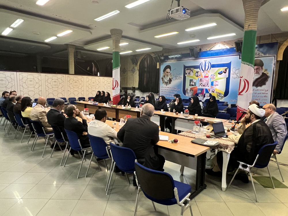 نشست رئیس سازمان پژوهش و برنامه‌ریزی آموزشی با همکاران دفتر