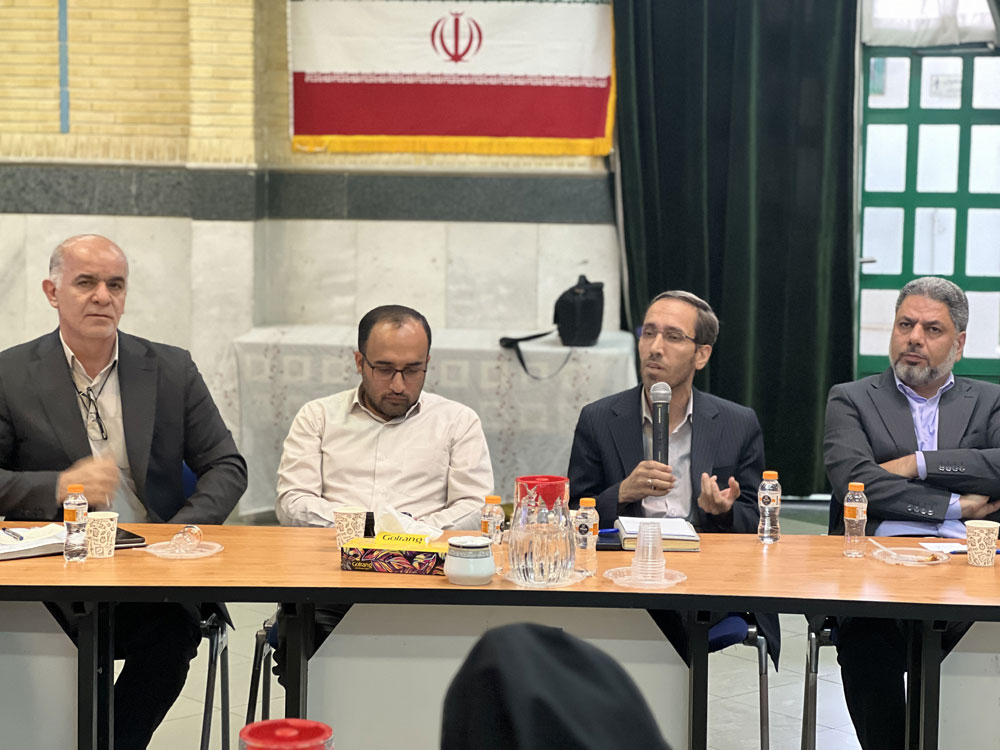 نشست رئیس سازمان پژوهش و برنامه‌ریزی آموزشی با همکاران دفتر