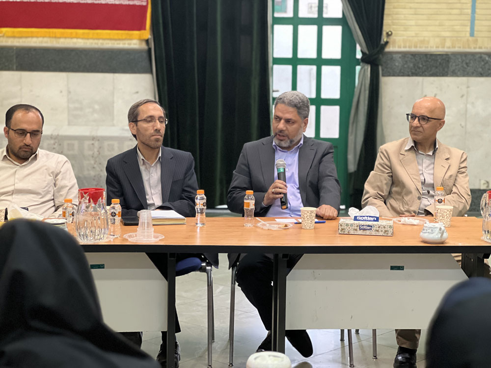 نشست رئیس سازمان پژوهش و برنامه‌ریزی آموزشی با همکاران دفتر