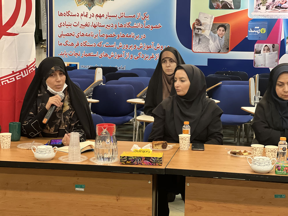 نشست رئیس سازمان پژوهش و برنامه‌ریزی آموزشی با همکاران دفتر