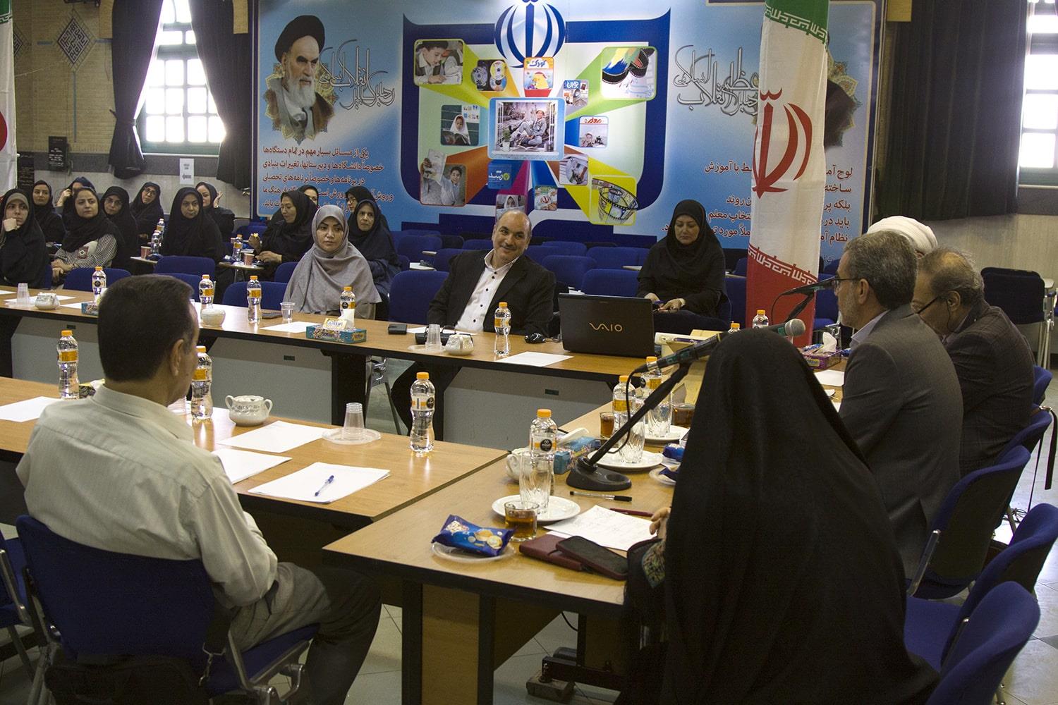 نشست تحول دانش و آموزش در عصر دانایی و یادگیری ترکیبی و تأثیر آن بر مدارس و معلمان آینده