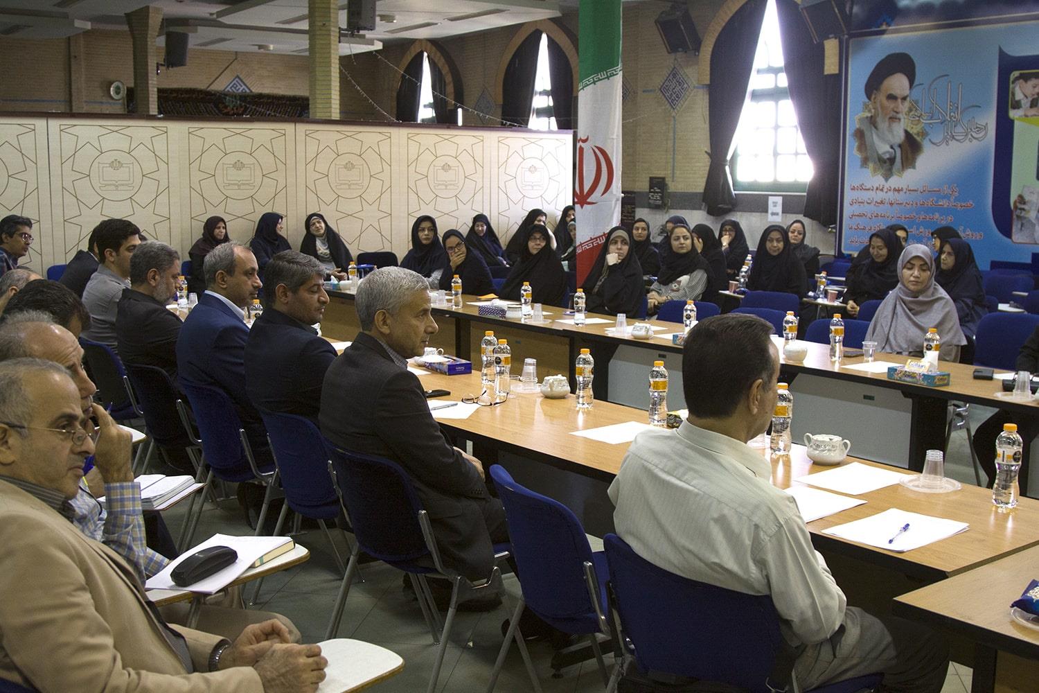 نشست تحول دانش و آموزش در عصر دانایی و یادگیری ترکیبی و تأثیر آن بر مدارس و معلمان آینده