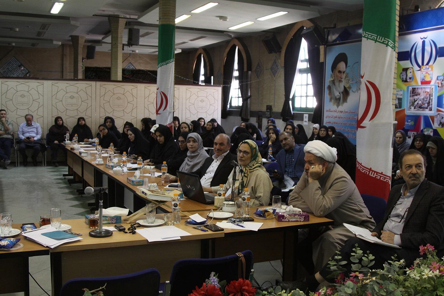 نشست تحول دانش و آموزش در عصر دانایی و یادگیری ترکیبی و تأثیر آن بر مدارس و معلمان آینده