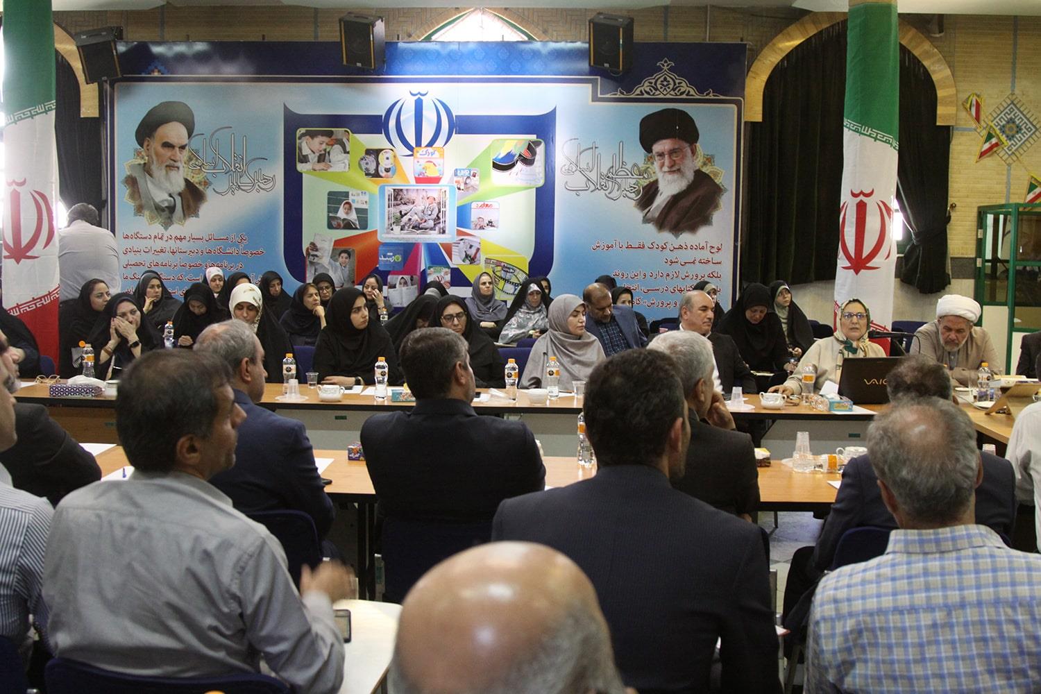 نشست تحول دانش و آموزش در عصر دانایی و یادگیری ترکیبی و تأثیر آن بر مدارس و معلمان آینده