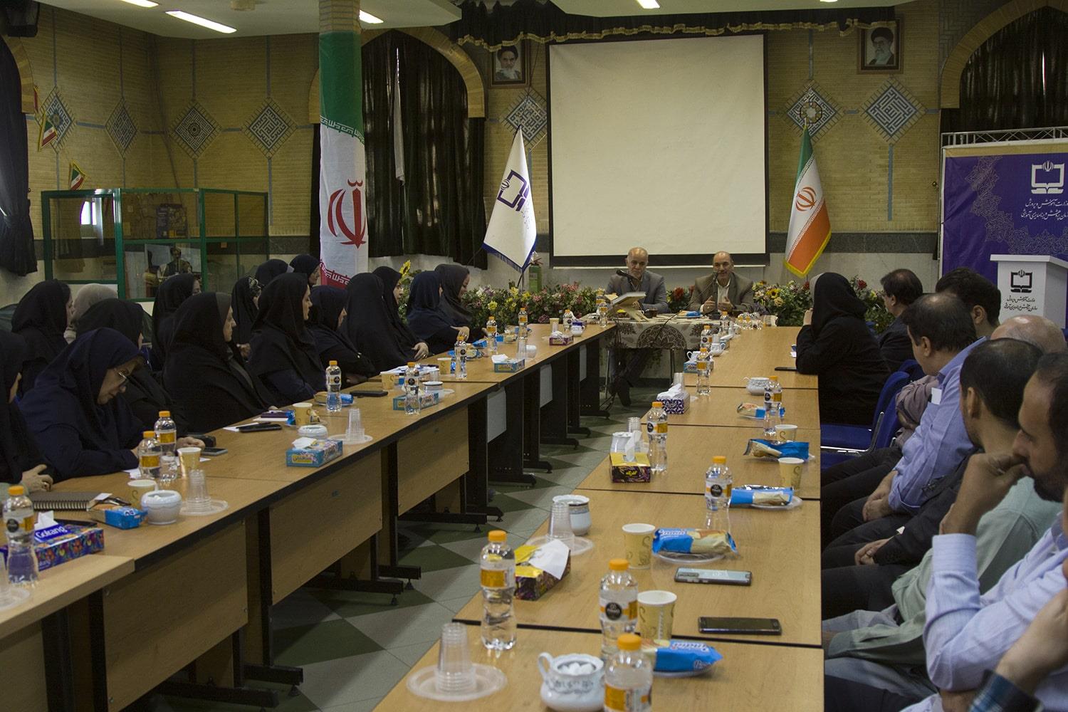 نشست هم‌اندیشی همکاران معاونت مجلات رشد و فناوری آموزشی با مدیرکل دفتر انتشارات و فناوری آمورشی