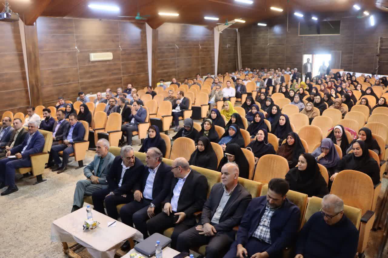 نشست مدیران مدارس شهرستان تنکابن با دست‌اندرکاران مجلات رشد